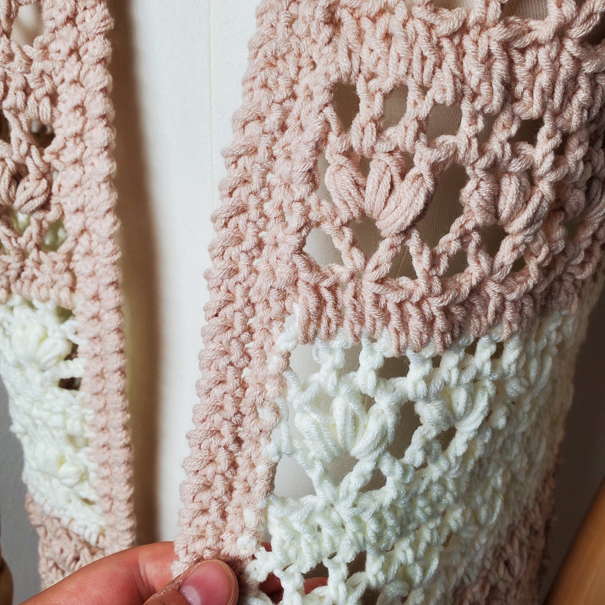 Individuelle Anfertigung - Gehäkelter Cardigan 'Ocean Breeze'