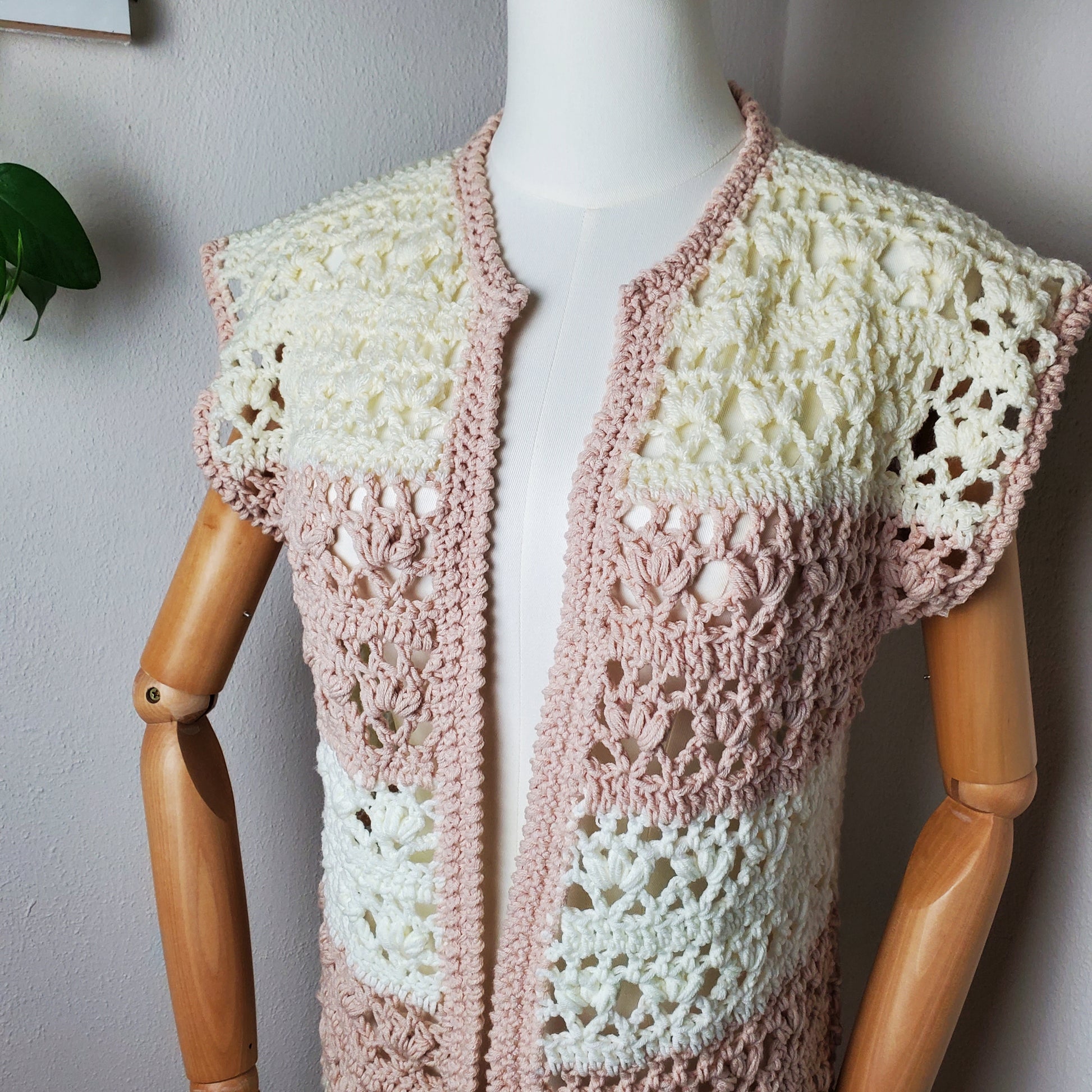 Individuelle Anfertigung - Gehäkelter Cardigan 'Ocean Breeze'