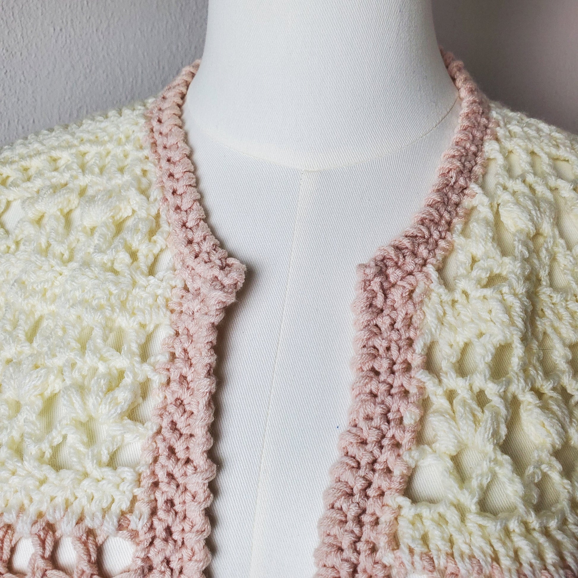Individuelle Anfertigung - Gehäkelter Cardigan 'Ocean Breeze'