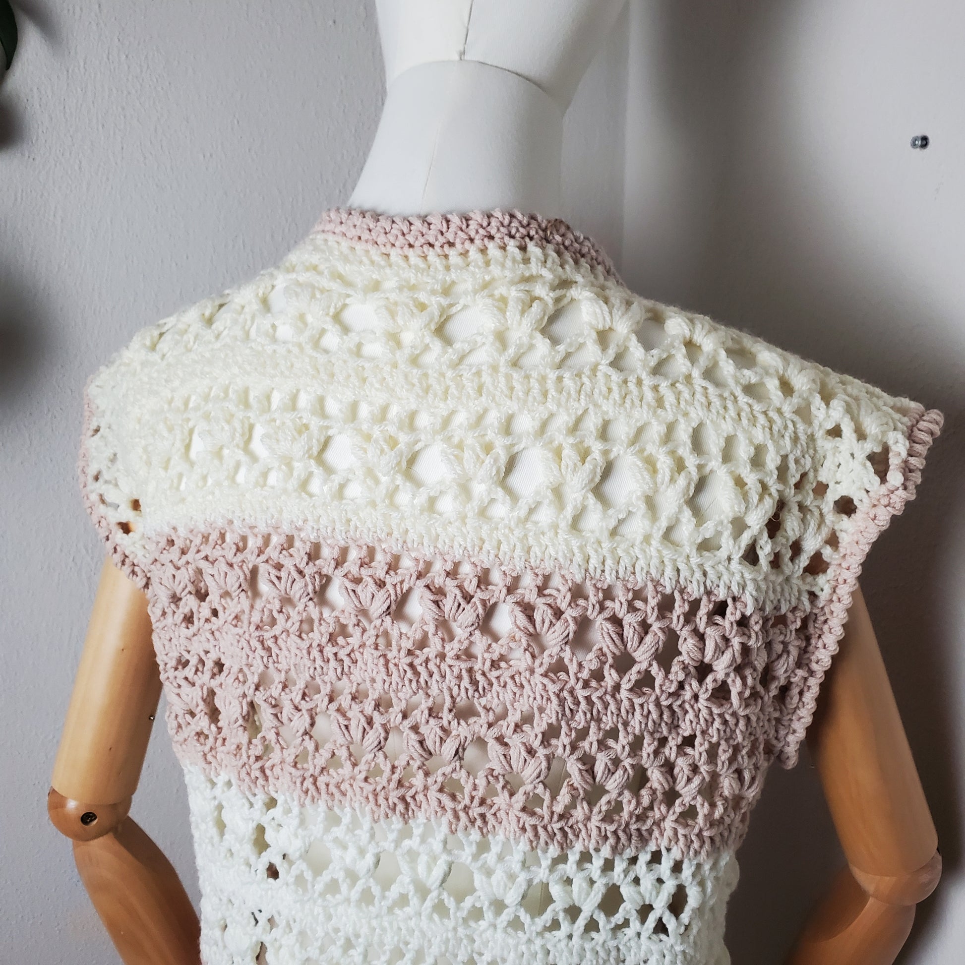 Individuelle Anfertigung - Gehäkelter Cardigan 'Ocean Breeze'
