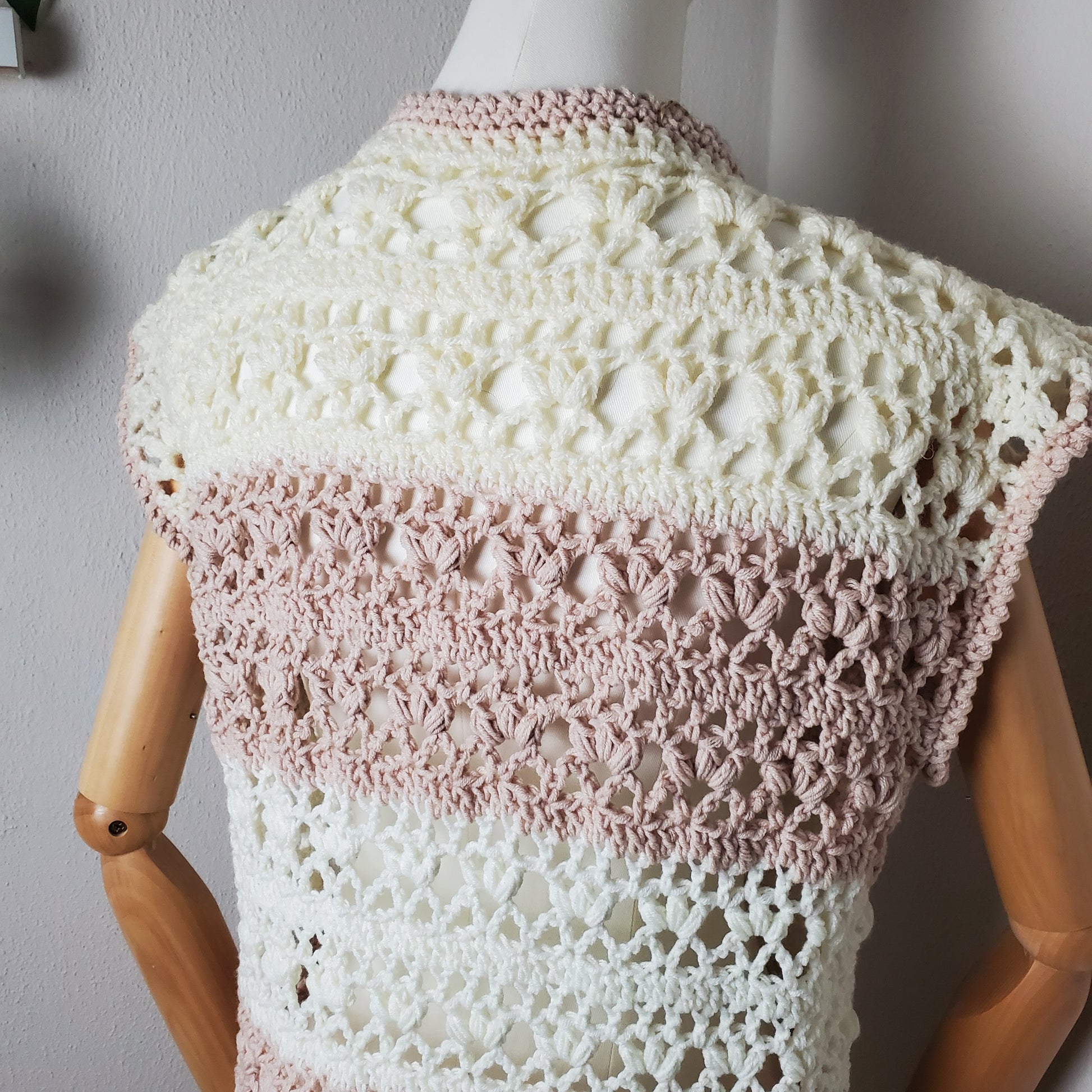 Individuelle Anfertigung - Gehäkelter Cardigan 'Ocean Breeze'