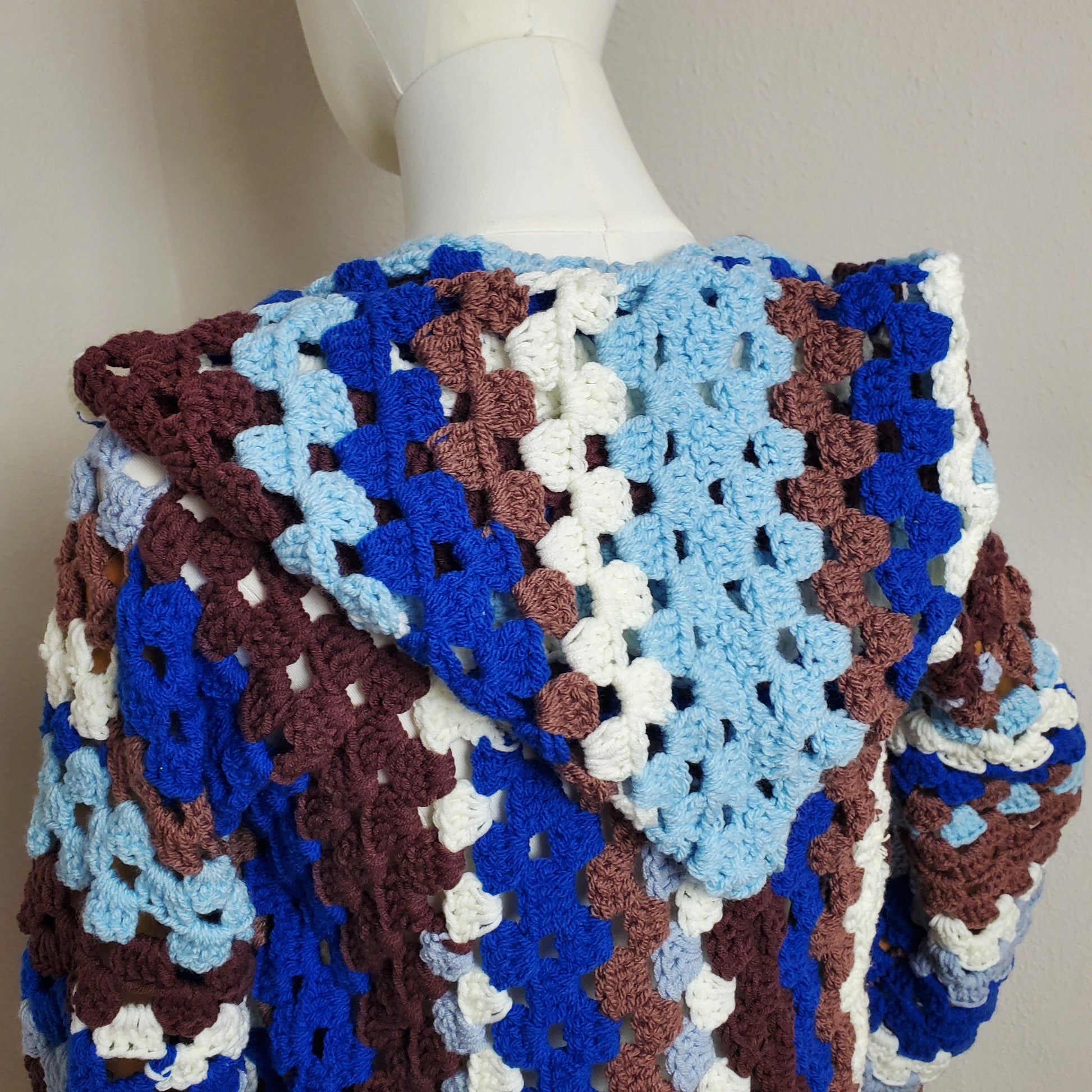 Gehäkelter Cardigan mit Kapuze 'Sonnentau'