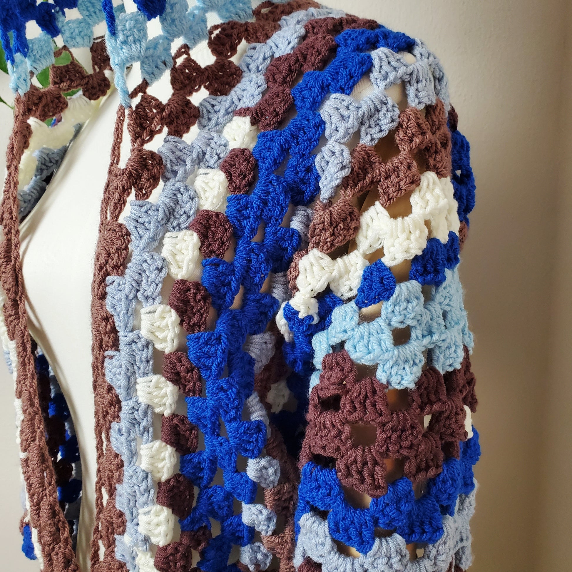 Gehäkelter Cardigan mit Kapuze 'Sonnentau'