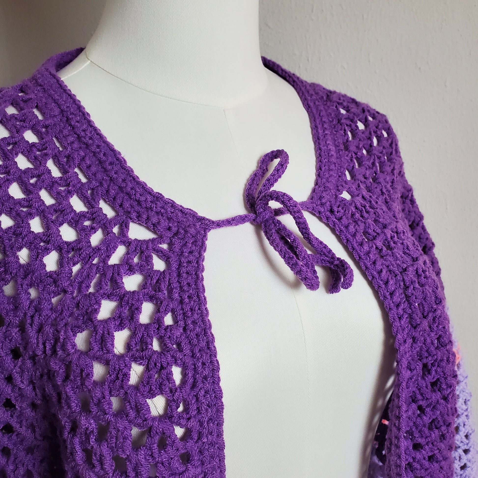 Gehäkelter Cardigan 'Morgenblüte'