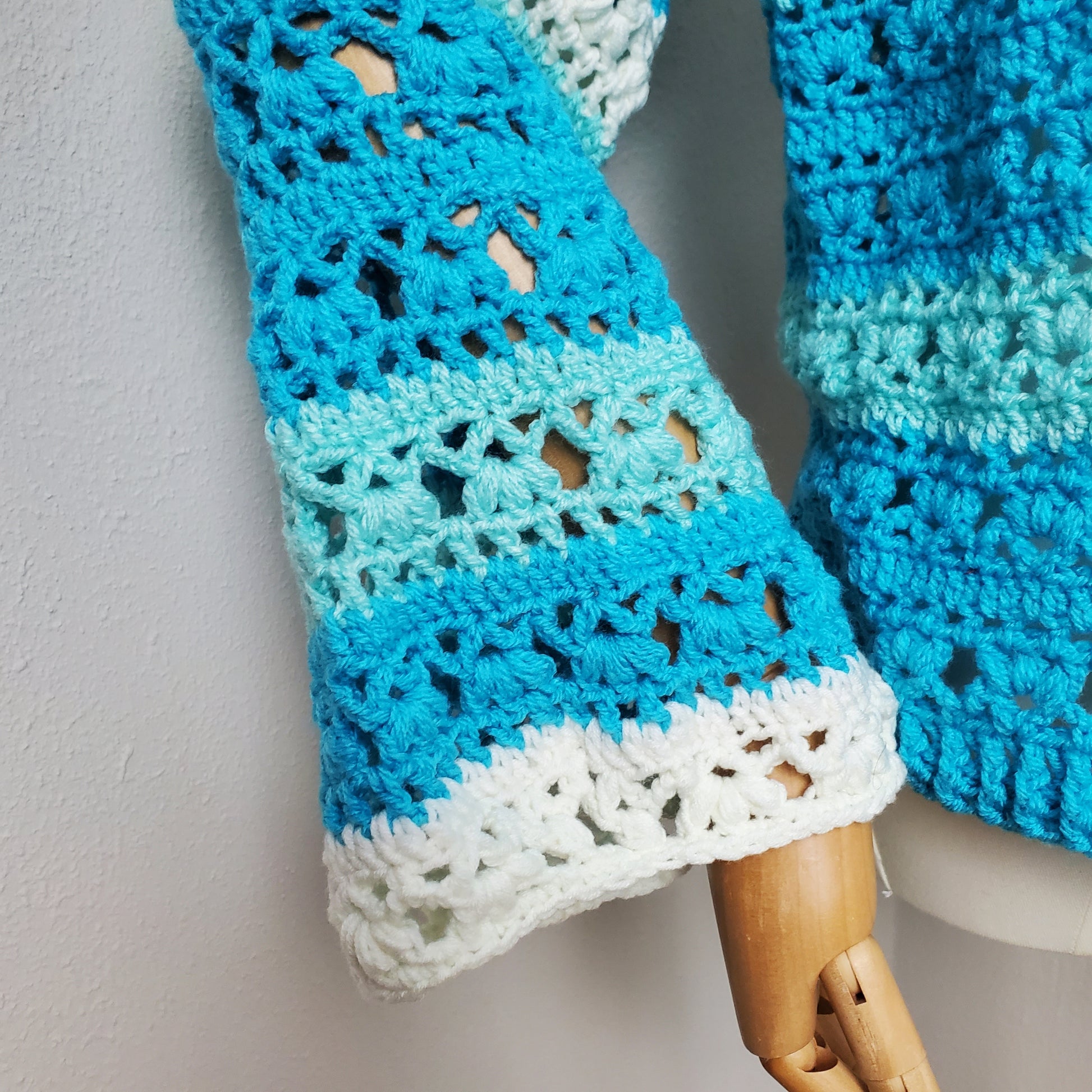 Individuelle Anfertigung - Gehäkelter Pullover 'Ocean Breeze'