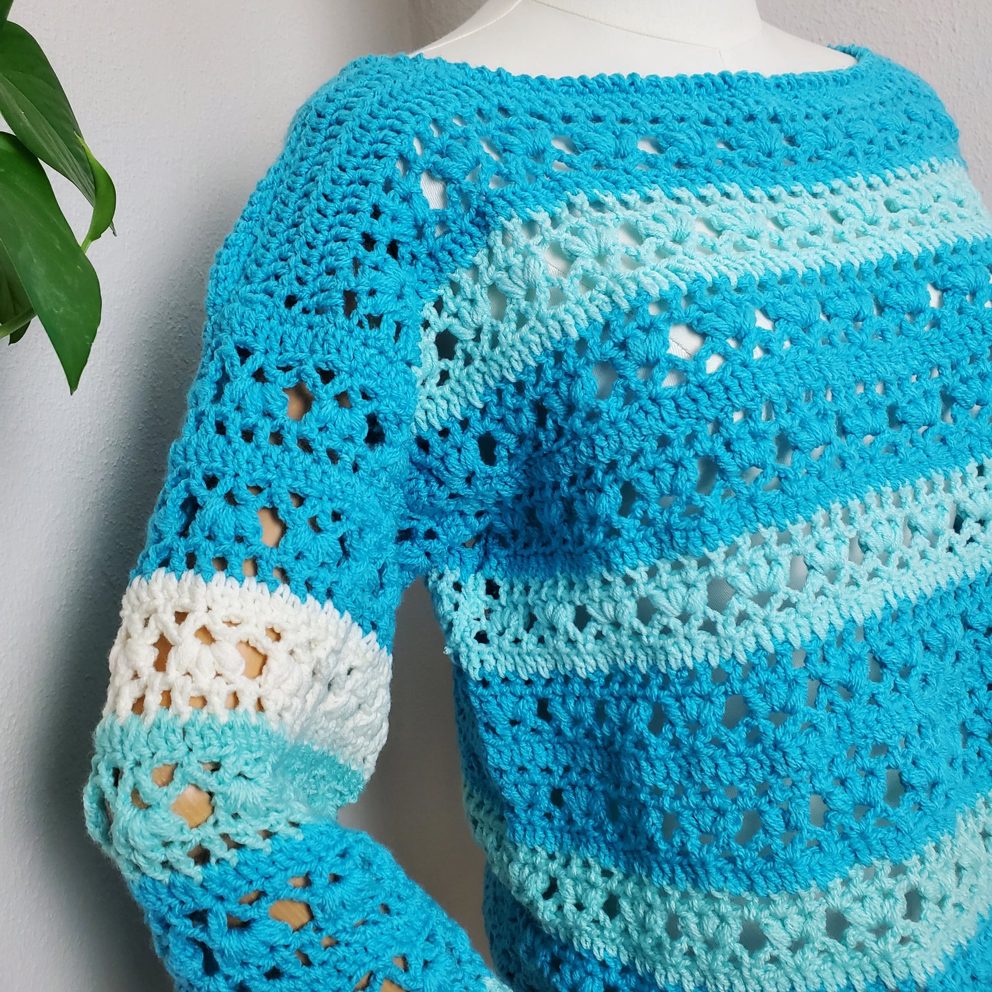 Individuelle Anfertigung - Gehäkelter Pullover 'Ocean Breeze'