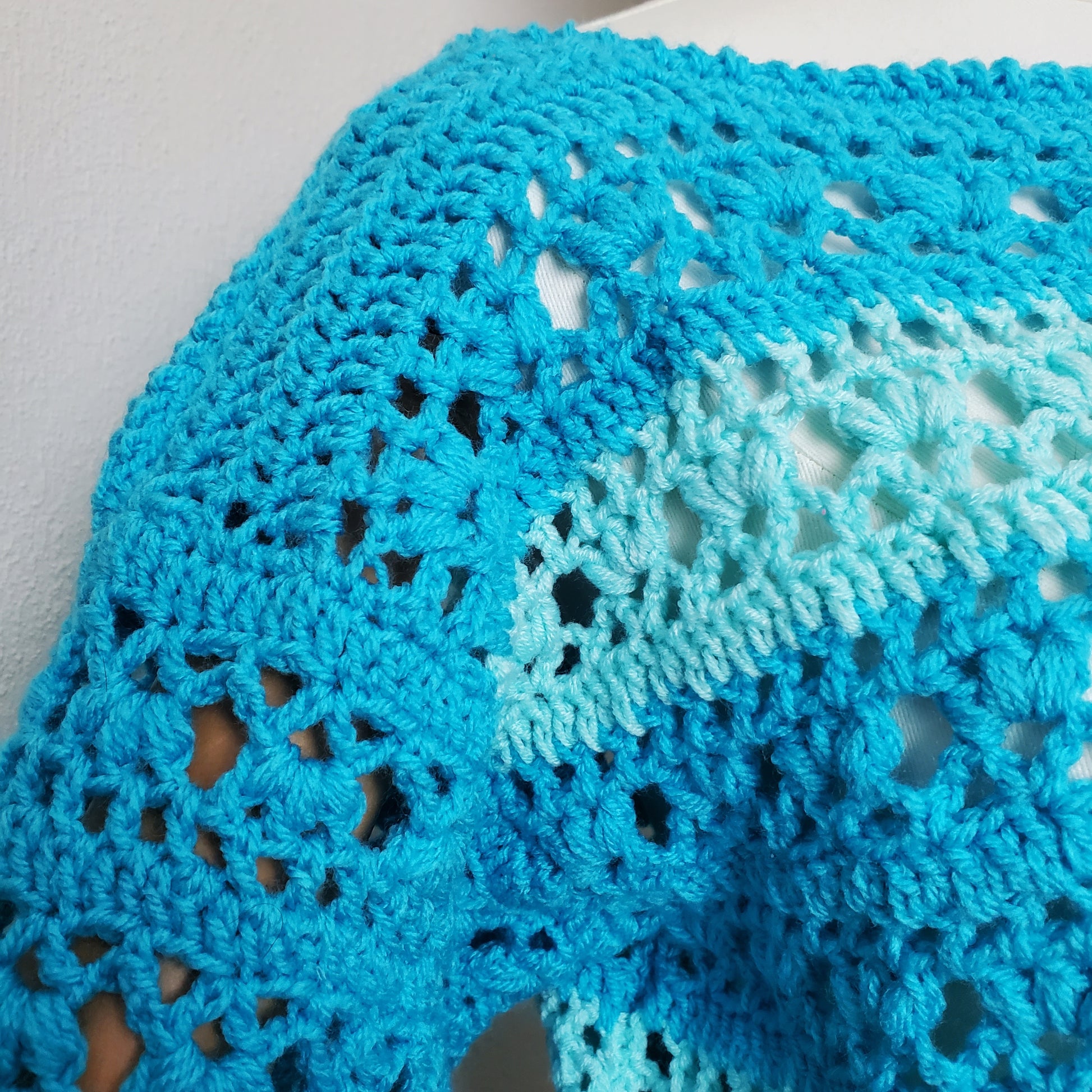 Individuelle Anfertigung - Gehäkelter Pullover 'Ocean Breeze'