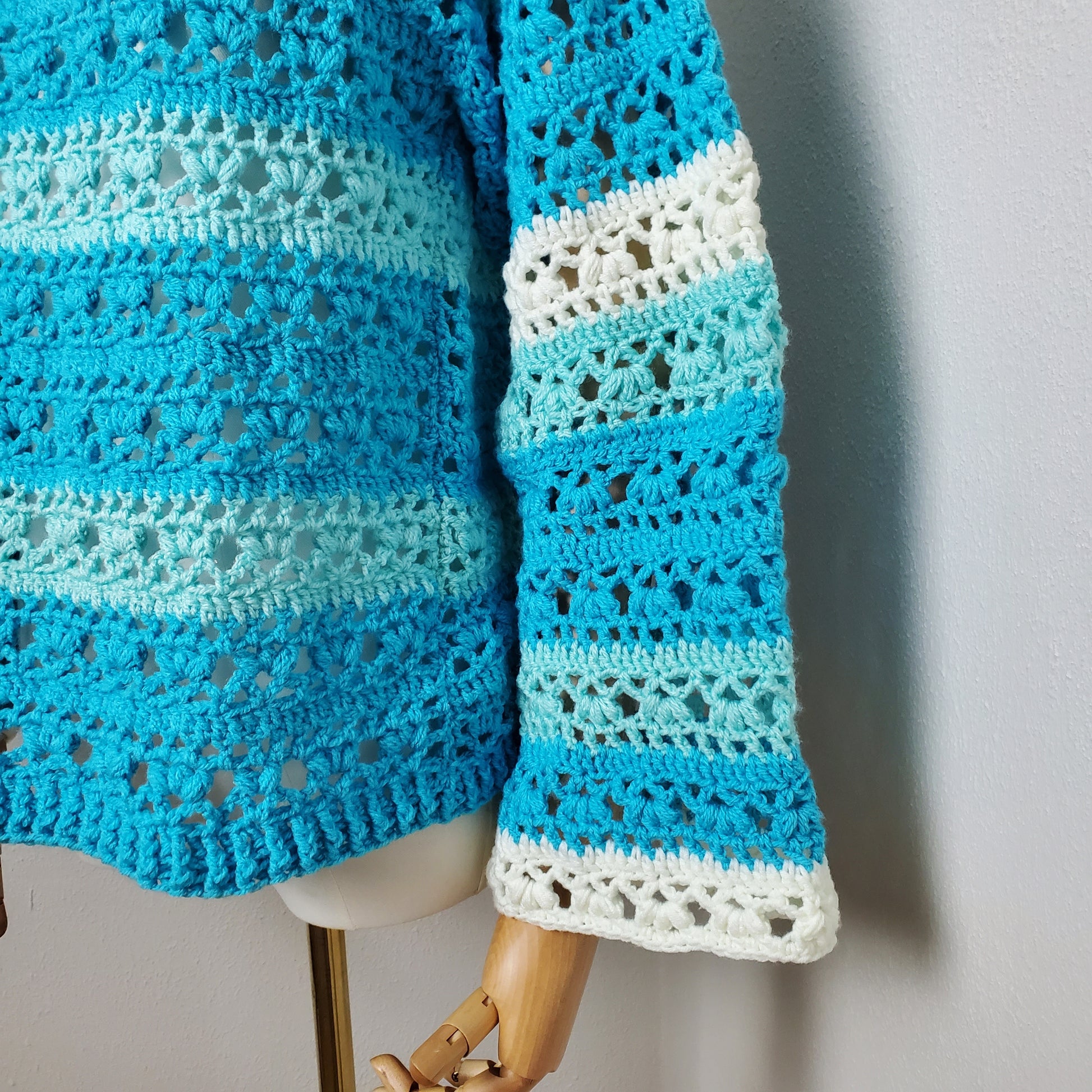 Individuelle Anfertigung - Gehäkelter Pullover 'Ocean Breeze'