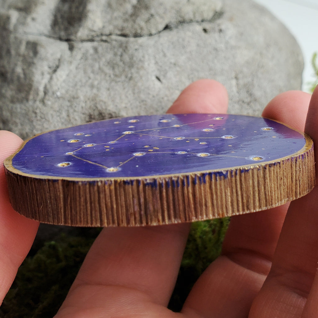 Handbemalte Holzscheibe mit dem Sternbild Wassermann