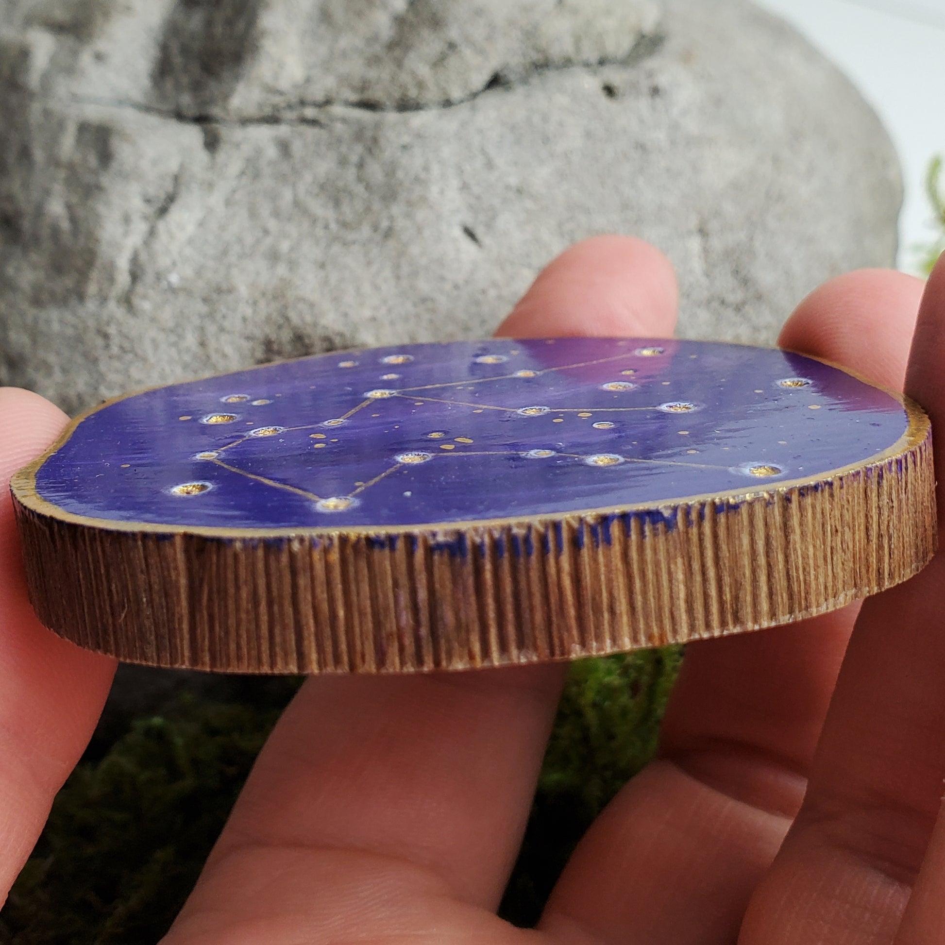 Handbemalte Holzscheibe mit dem Sternbild Wassermann