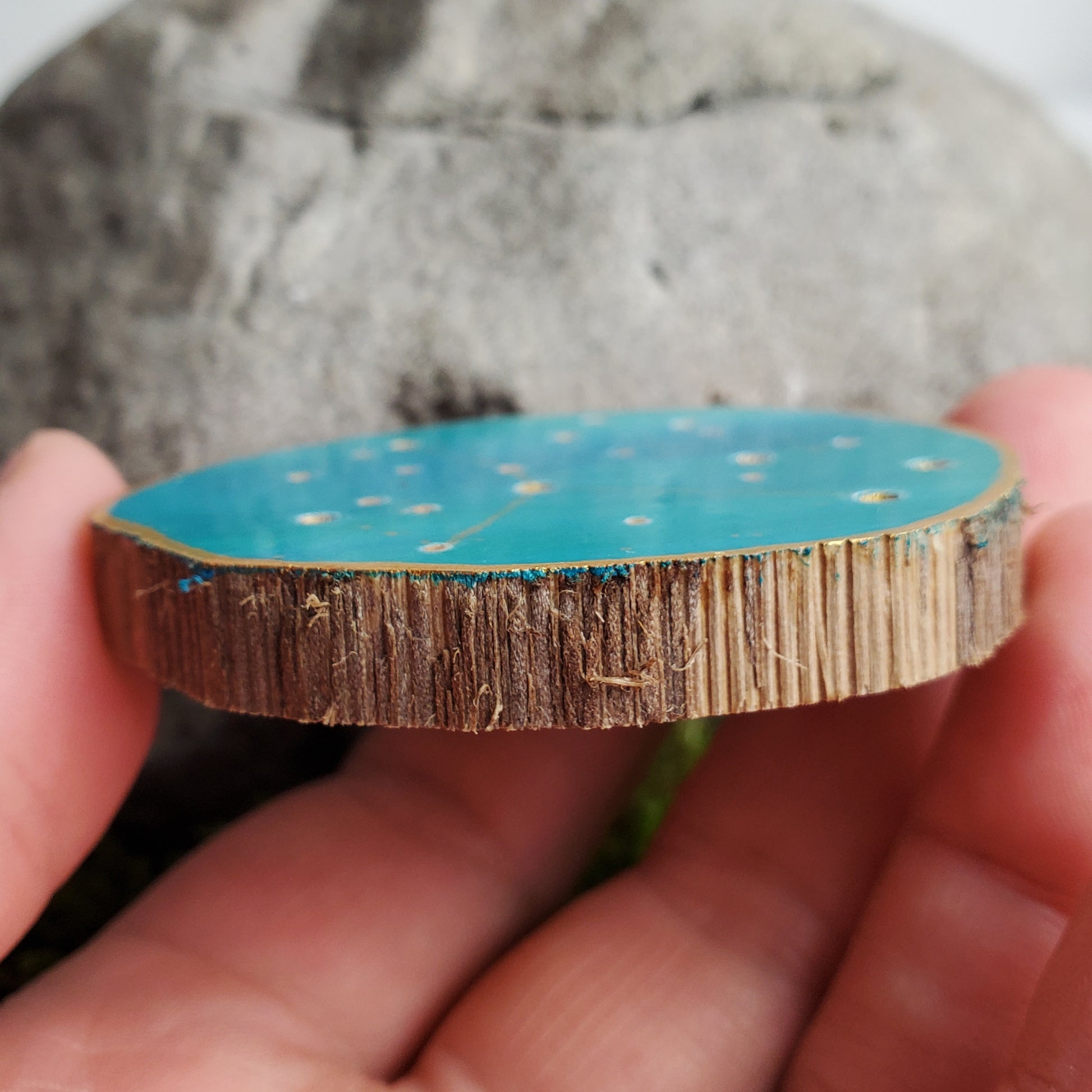 Handbemalte Holzscheibe mit dem Sternbild Krebs