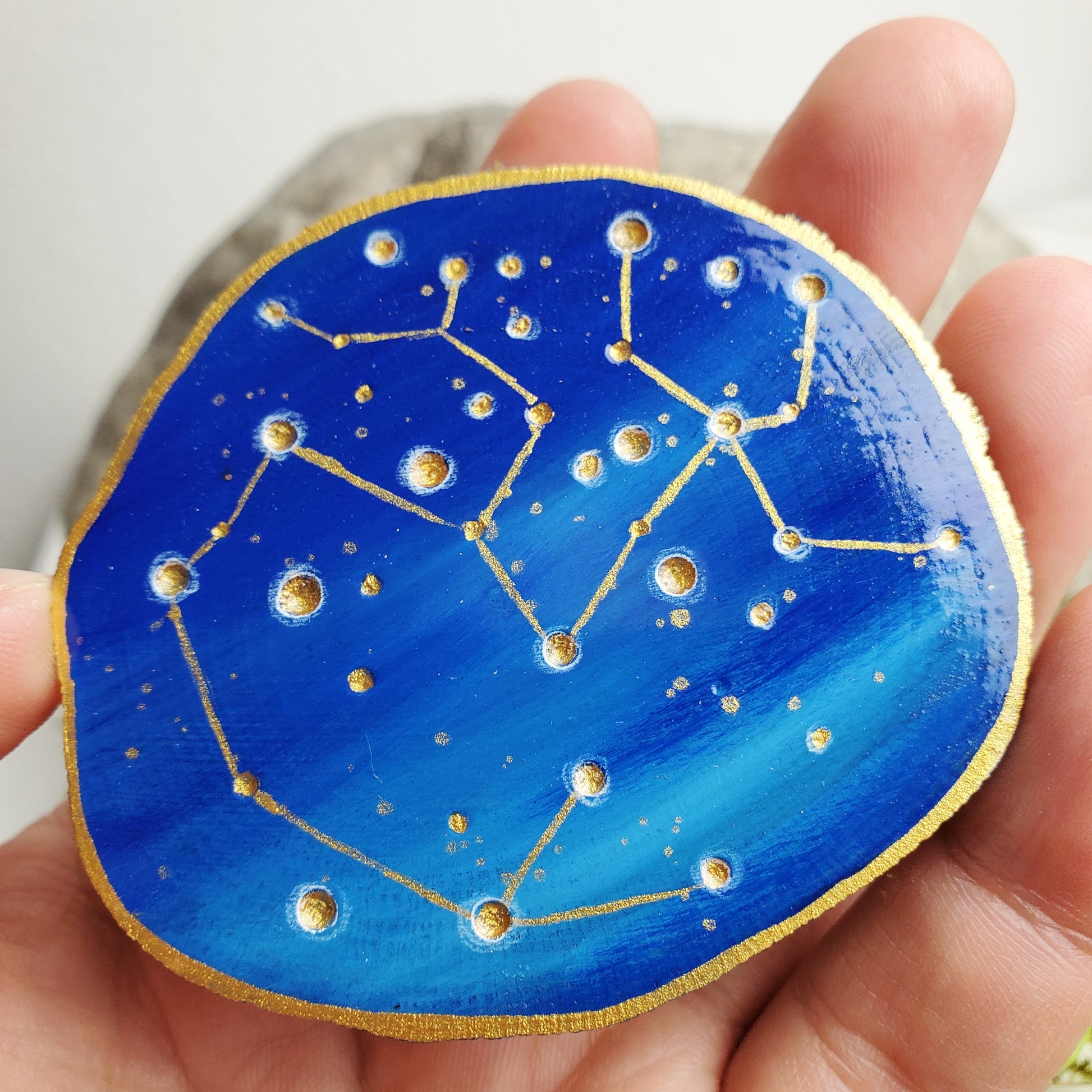 Handbemalte Holzscheibe mit dem Sternbild Schütze