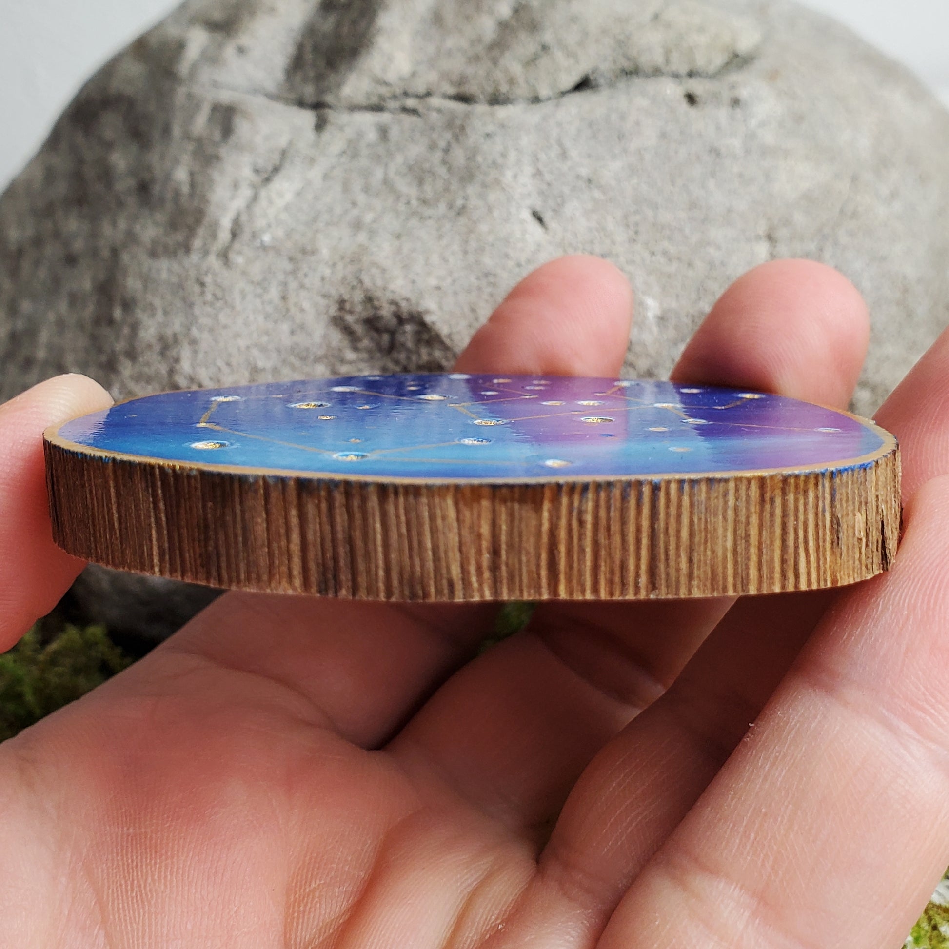 Handbemalte Holzscheibe mit dem Sternbild Schütze