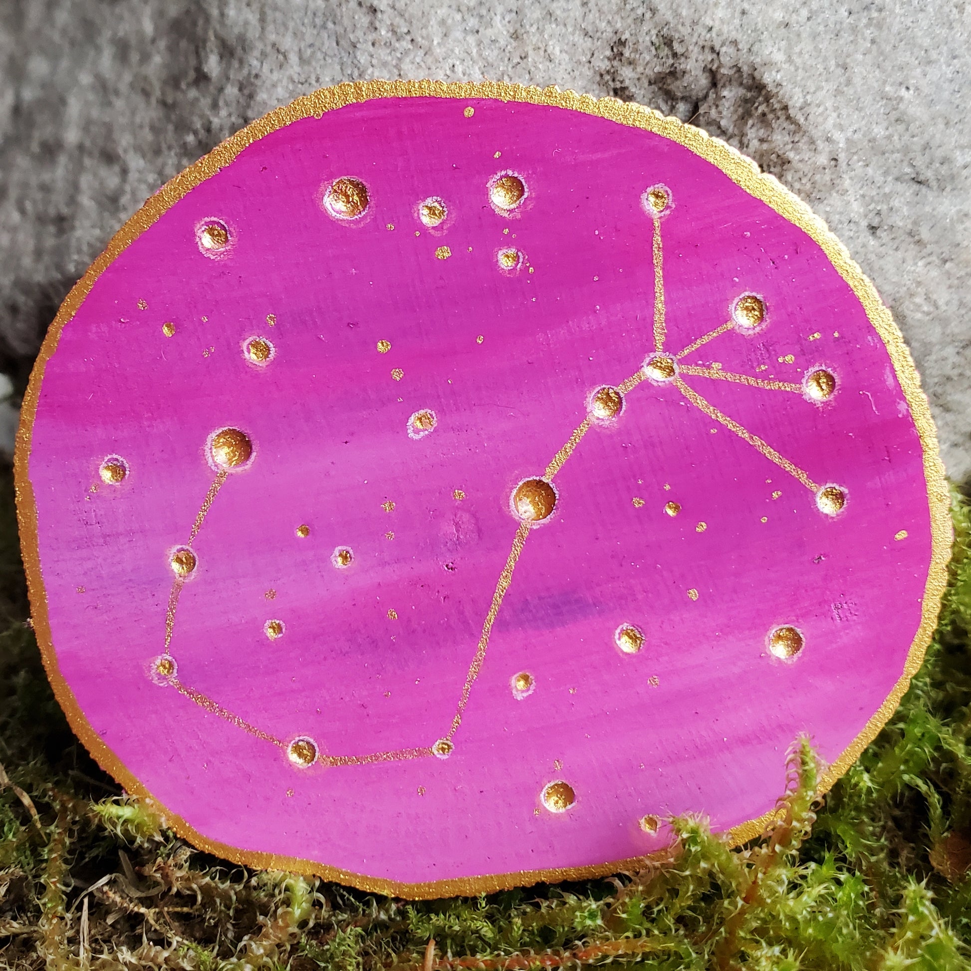 Handbemalte Holzscheibe mit dem Sternbild Skorpion