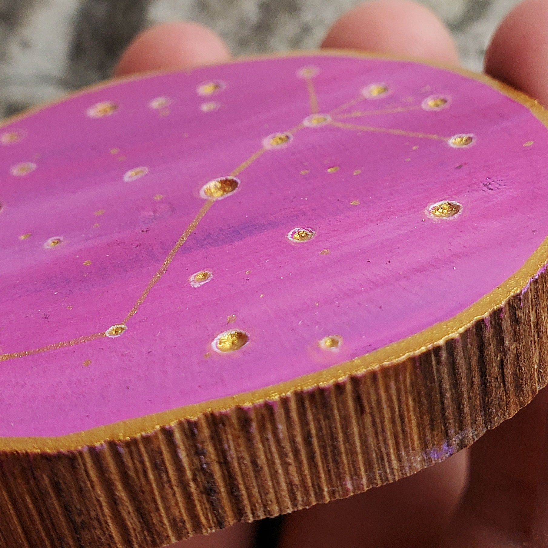 Handbemalte Holzscheibe mit dem Sternbild Skorpion