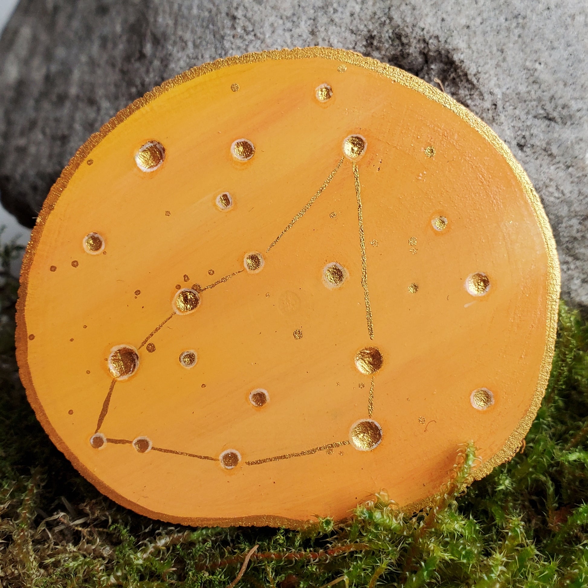 Handbemalte Holzscheibe mit dem Sternbild Steinbock