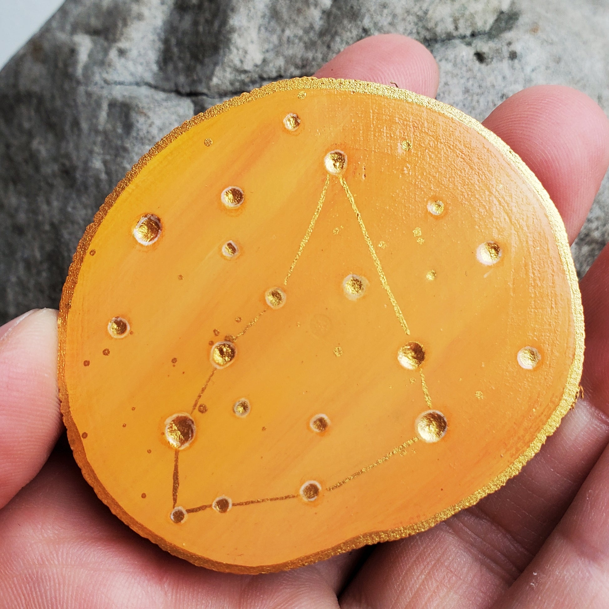 Handbemalte Holzscheibe mit dem Sternbild Steinbock