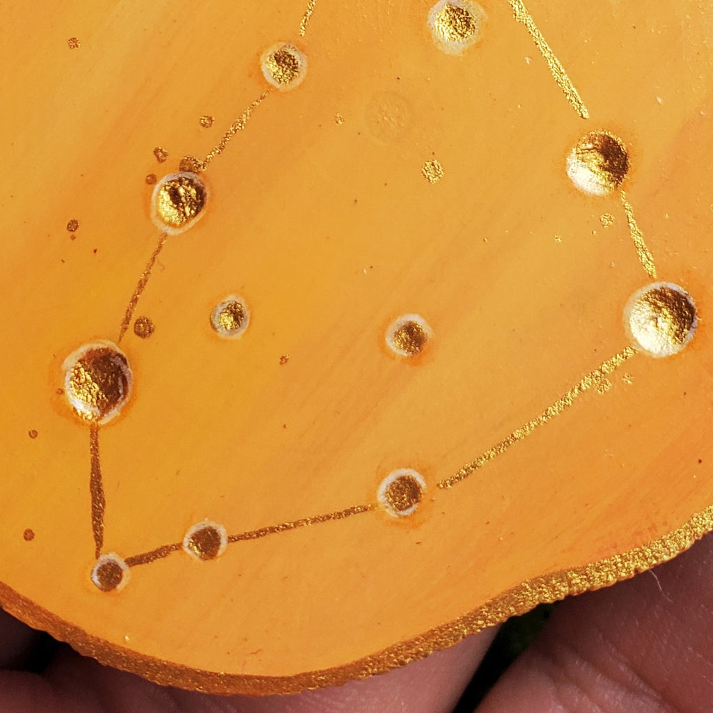 Handbemalte Holzscheibe mit dem Sternbild Steinbock