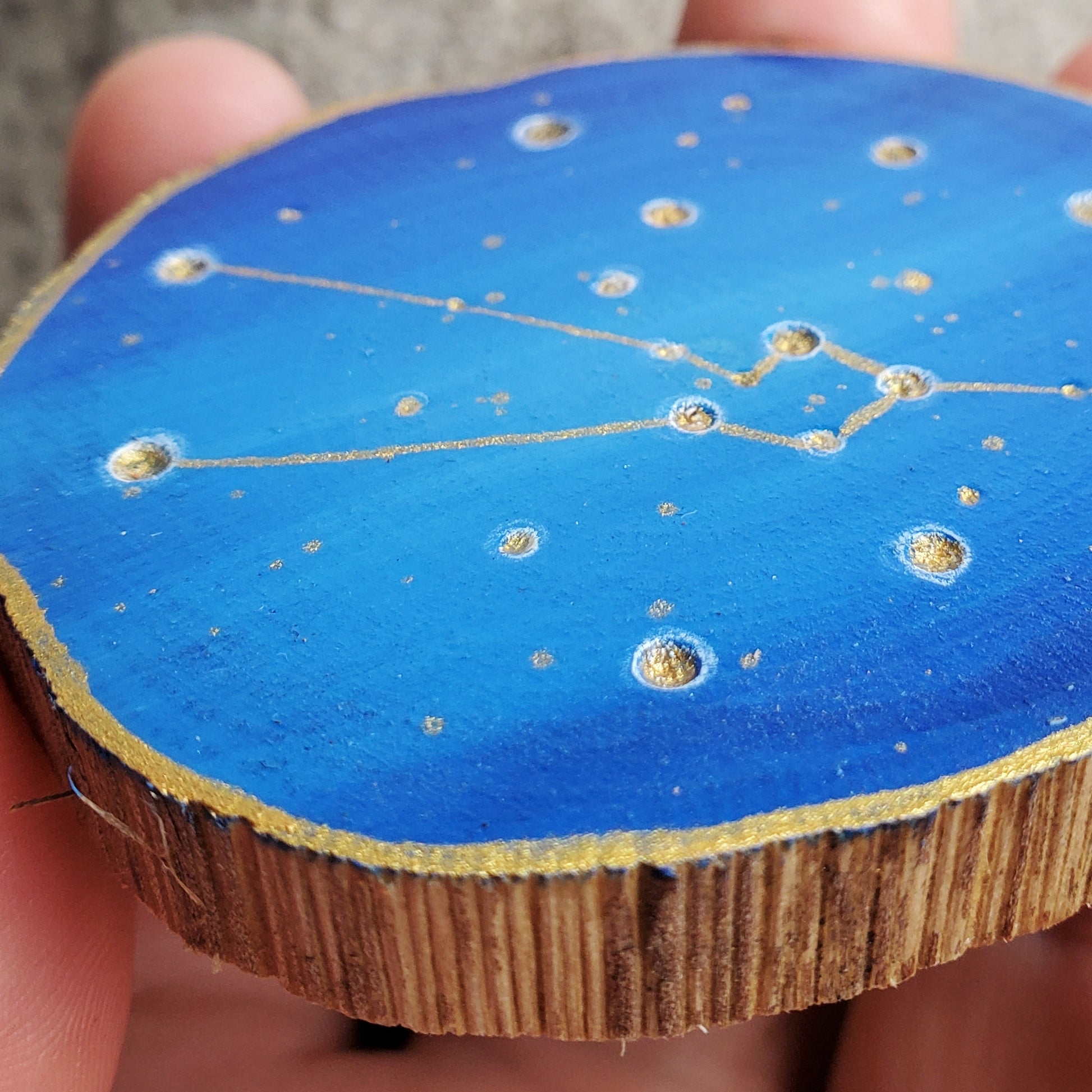 Handbemalte Holzscheibe mit dem Sternbild Stier