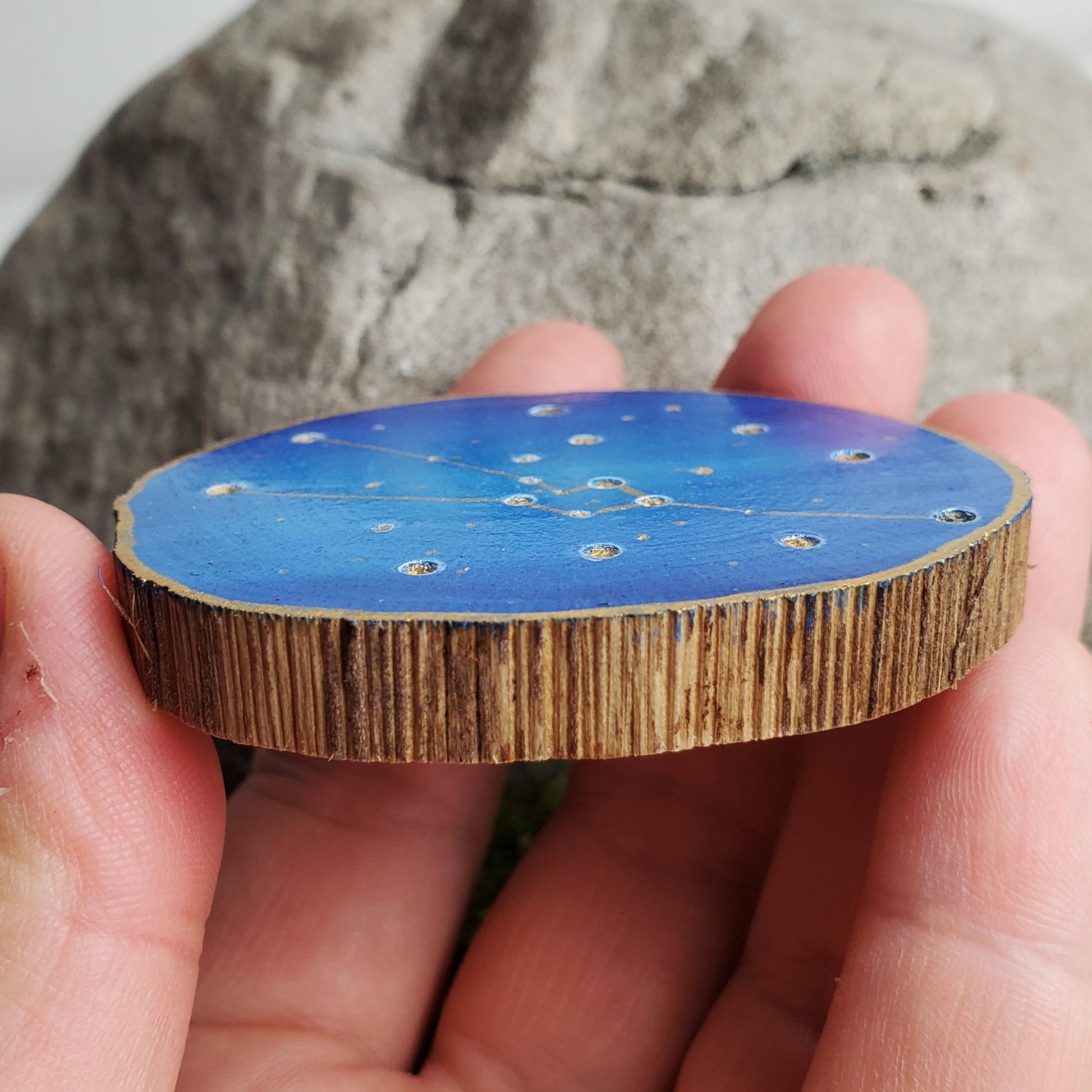 Handbemalte Holzscheibe mit dem Sternbild Stier
