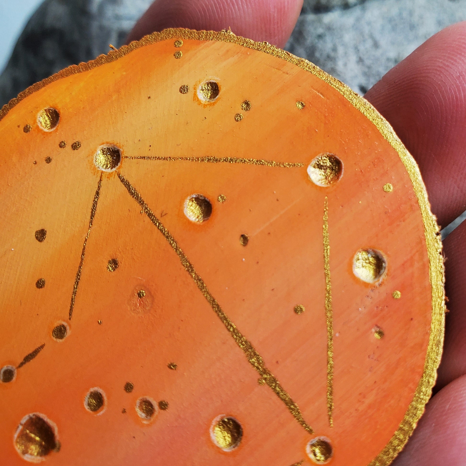Handbemalte Holzscheibe mit dem Sternbild Waage