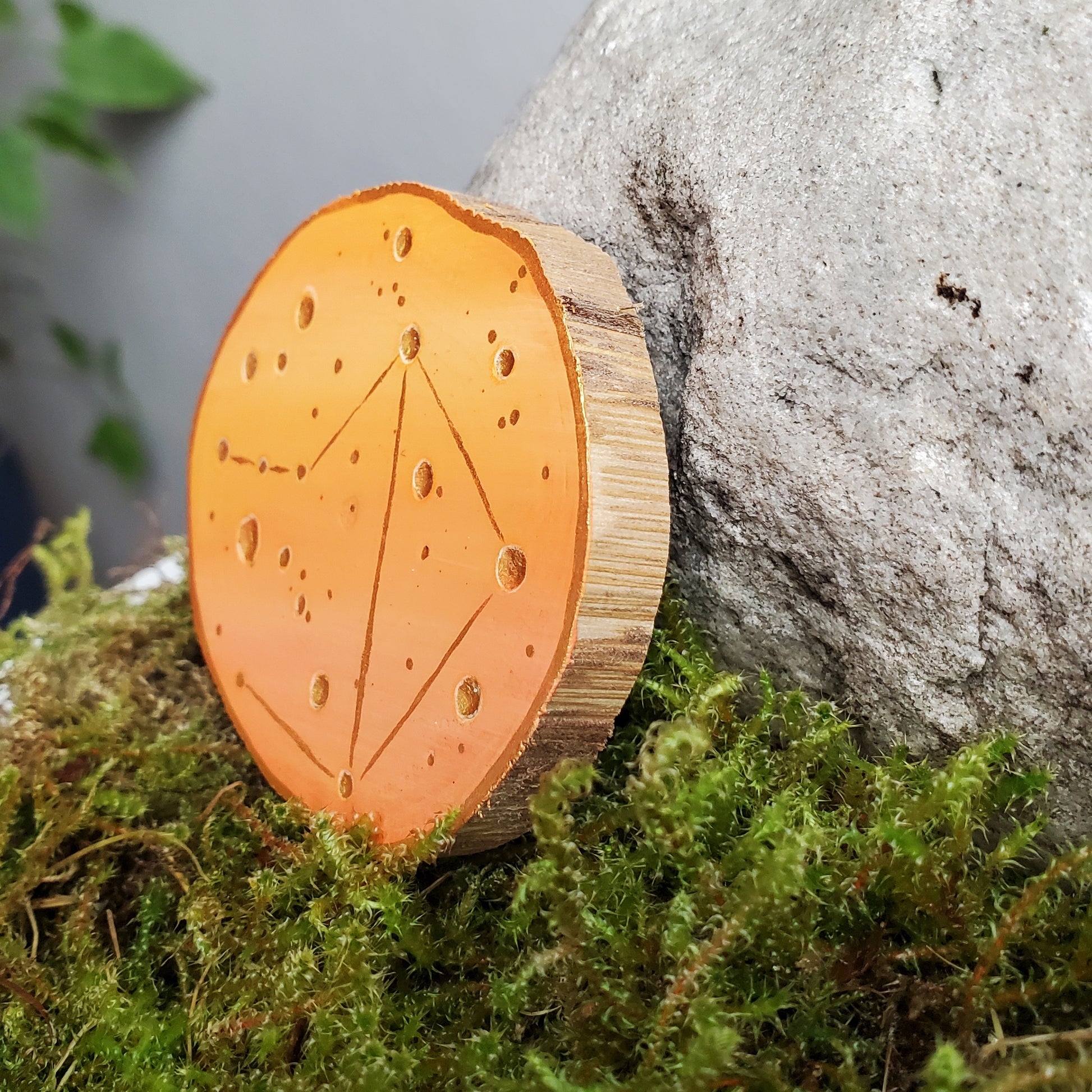 Handbemalte Holzscheibe mit dem Sternbild Waage