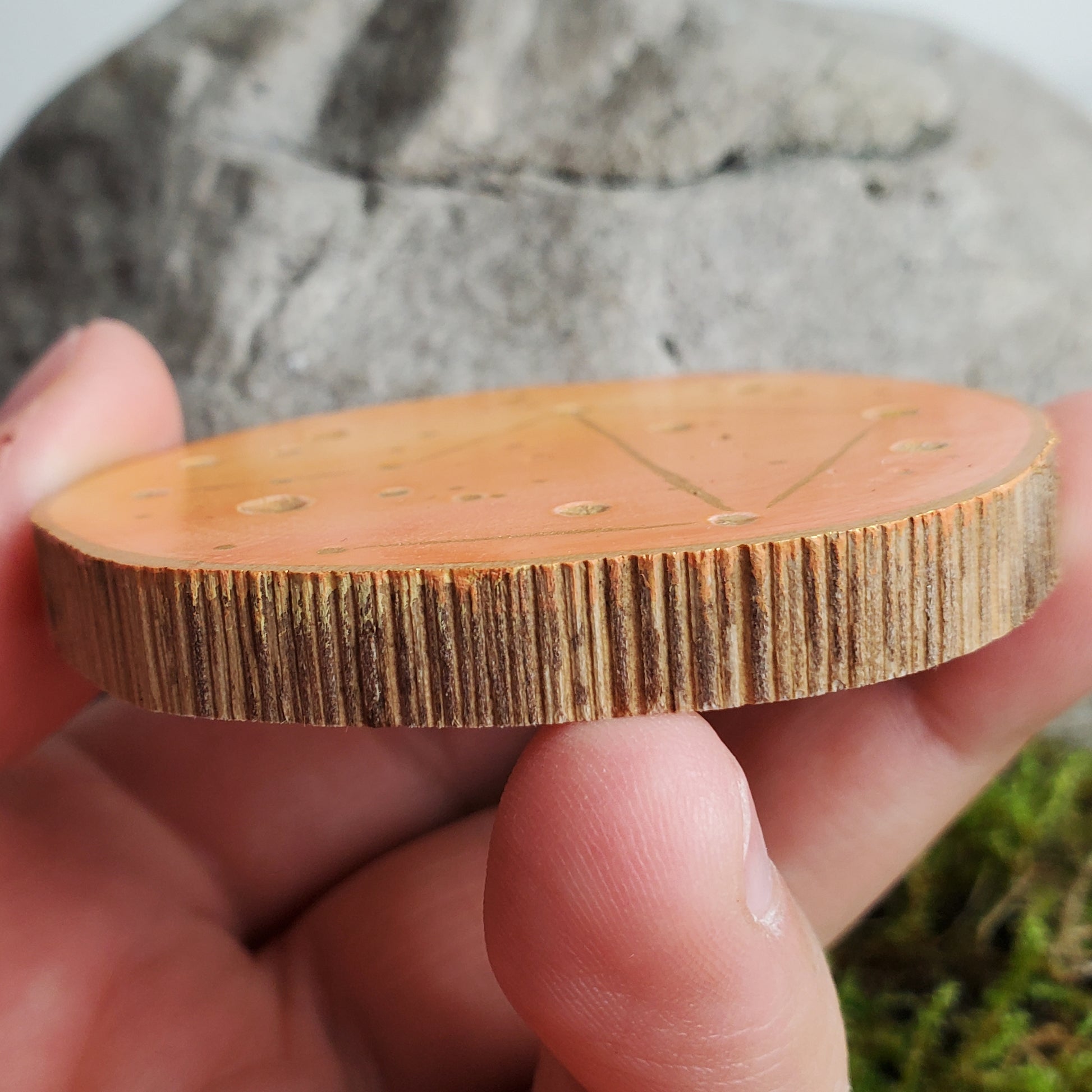 Handbemalte Holzscheibe mit dem Sternbild Waage