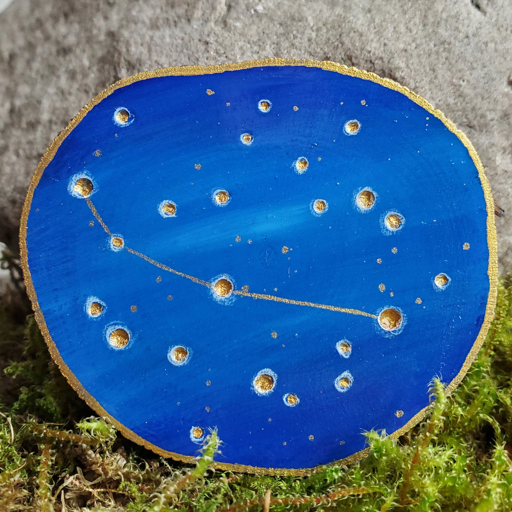 Handbemalte Holzscheibe mit dem Sternbild Widder
