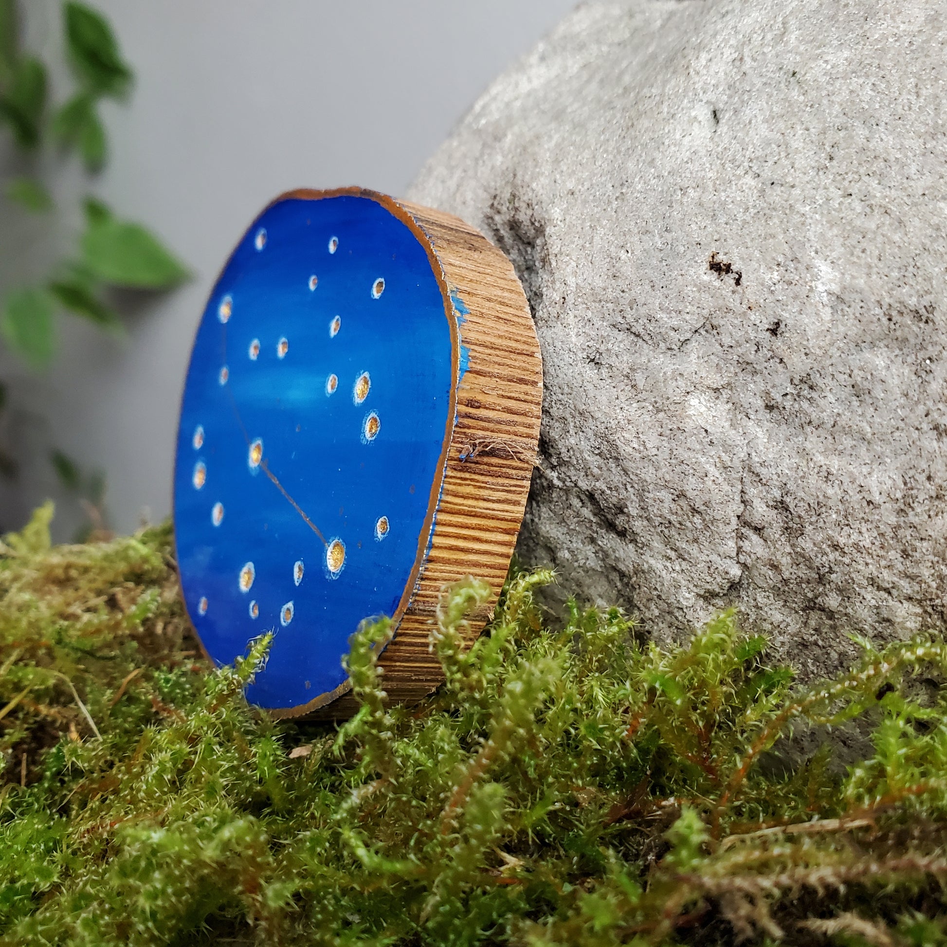 Handbemalte Holzscheibe mit dem Sternbild Widder