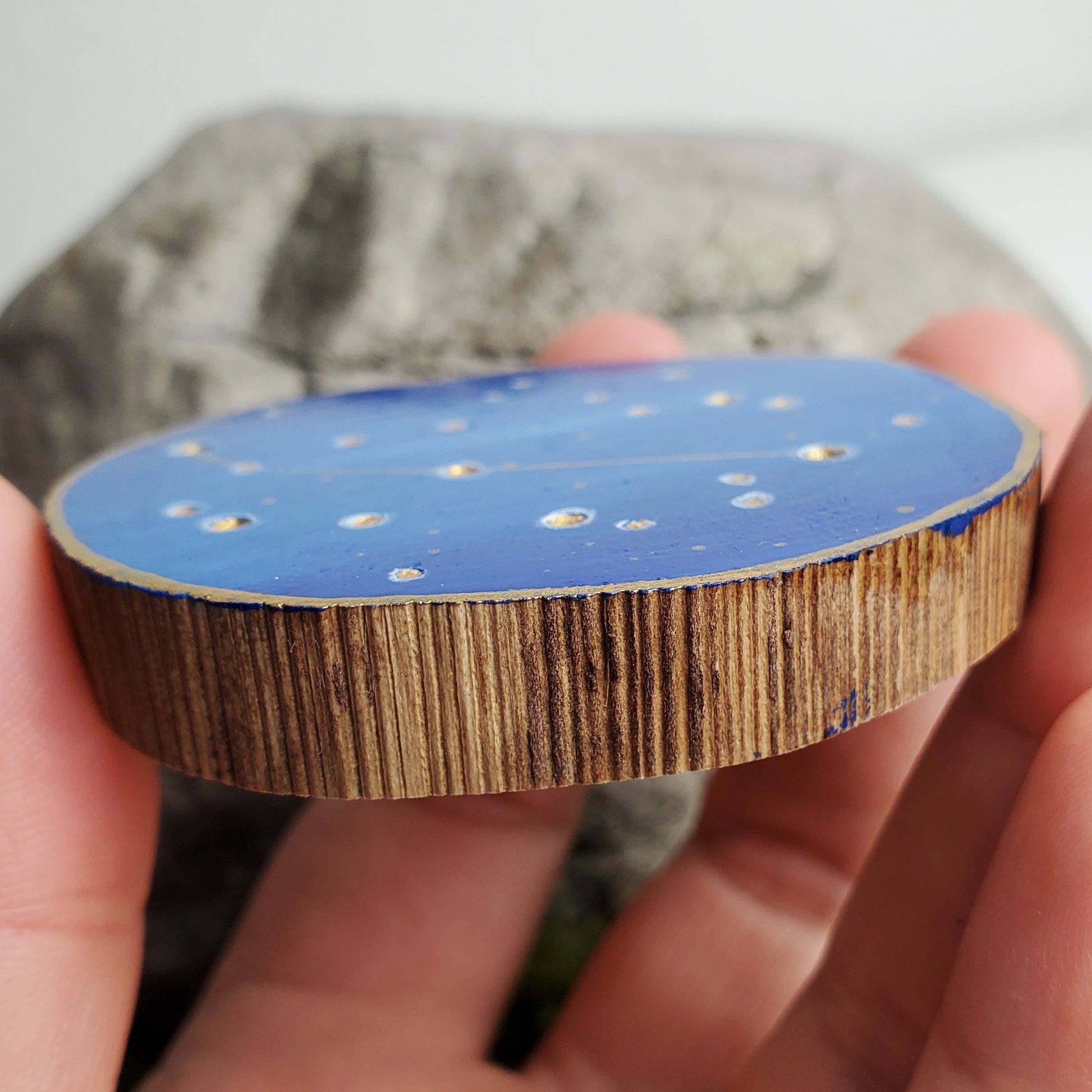 Handbemalte Holzscheibe mit dem Sternbild Widder