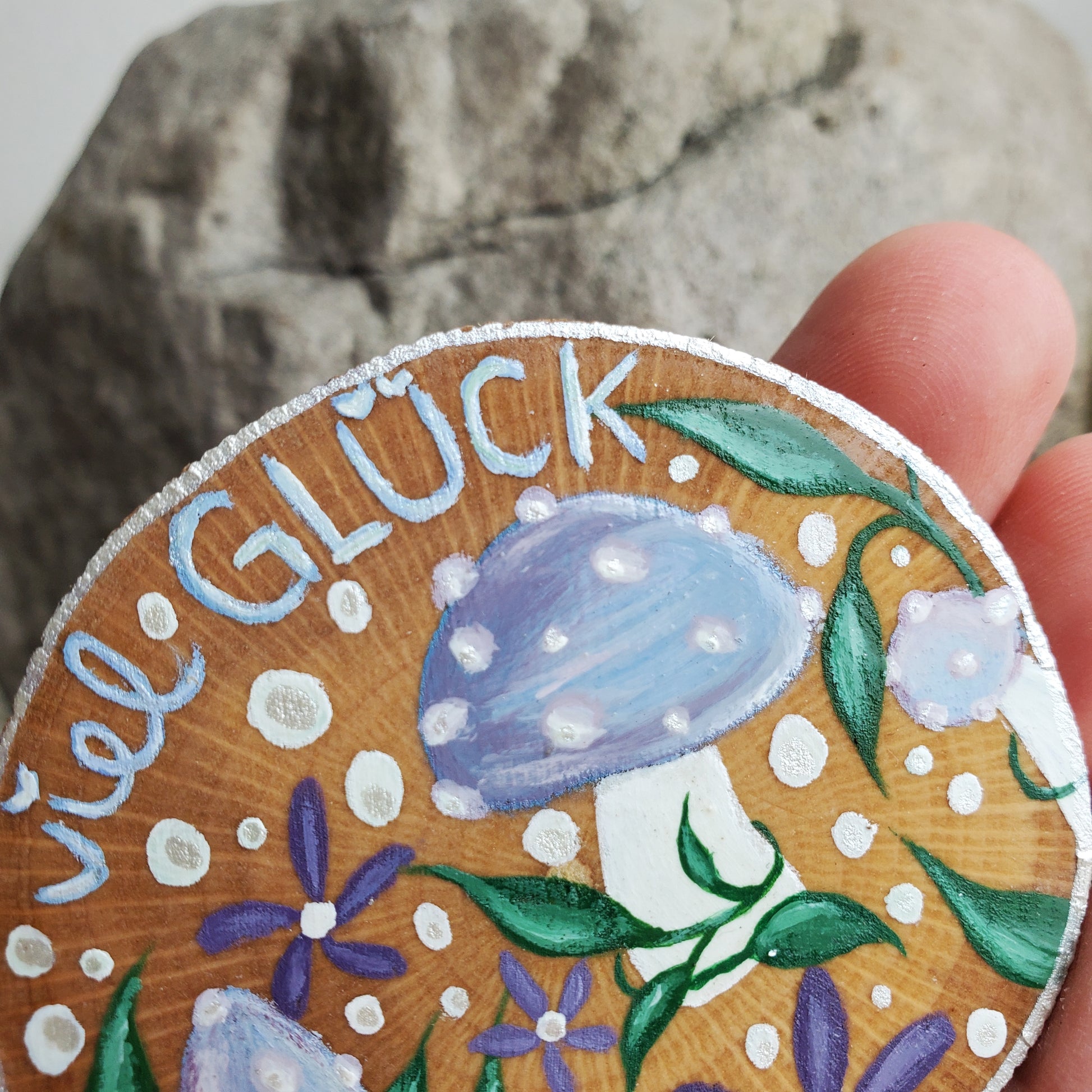 Handbemalte Holzscheibe, Glücksbringer