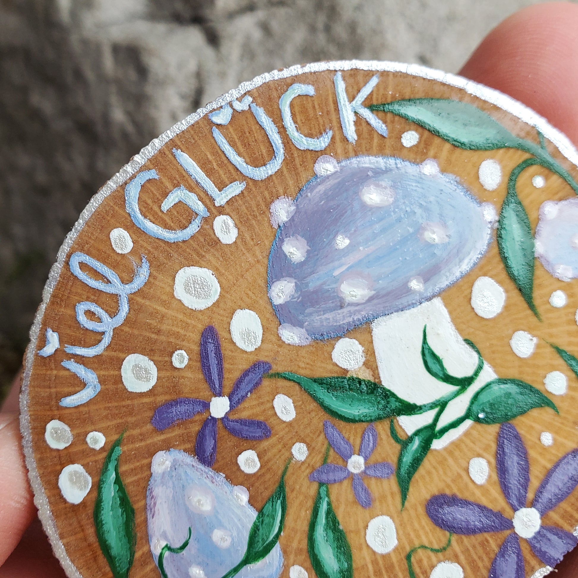Handbemalte Holzscheibe, Glücksbringer