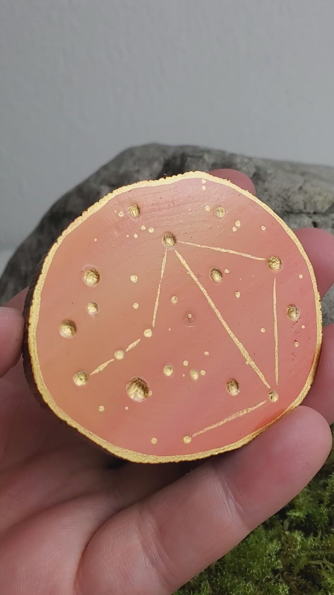 Handbemalte Holzscheibe mit dem Sternbild Waage
