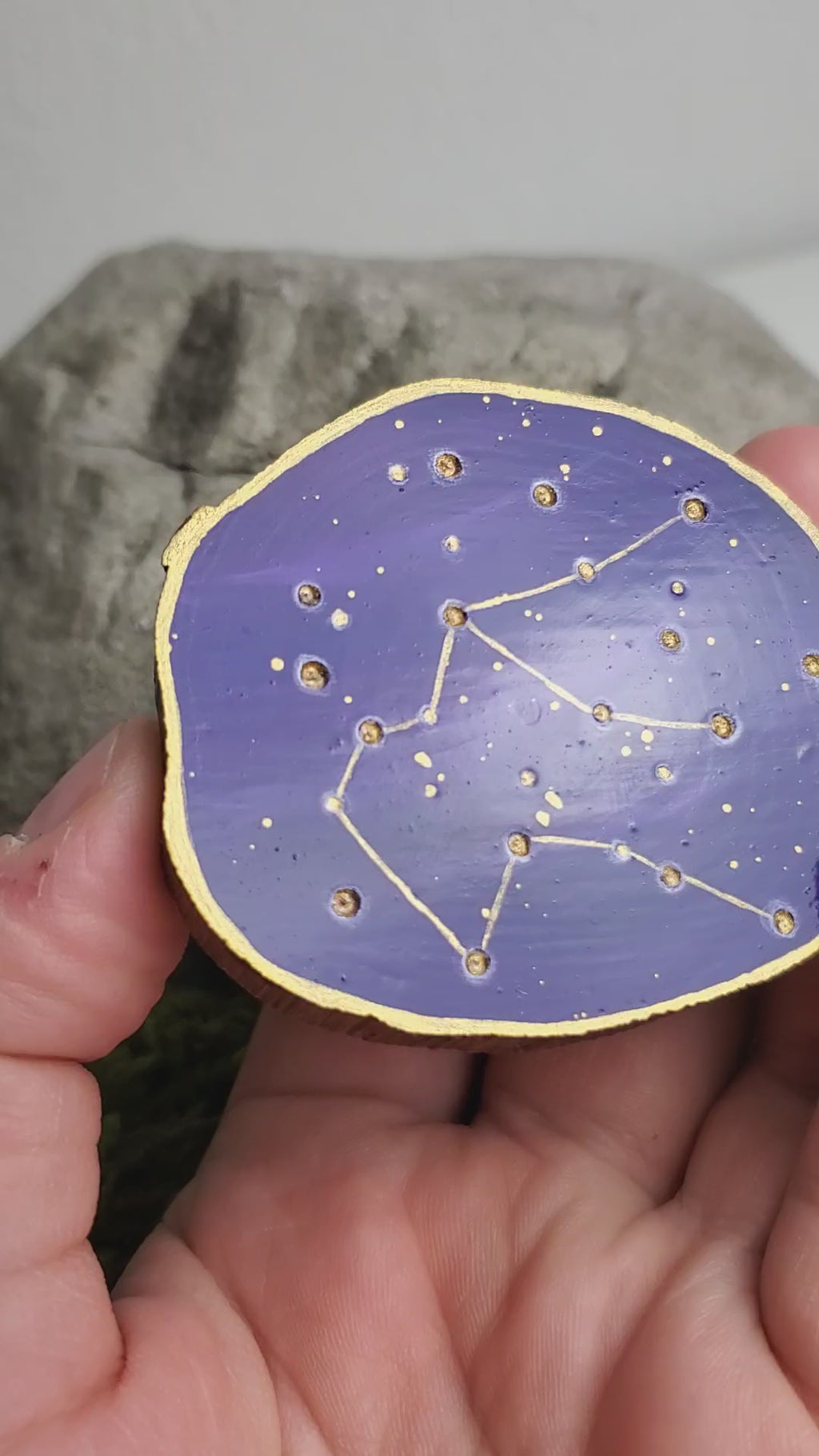 Handbemalte Holzscheibe mit dem Sternbild Wassermann