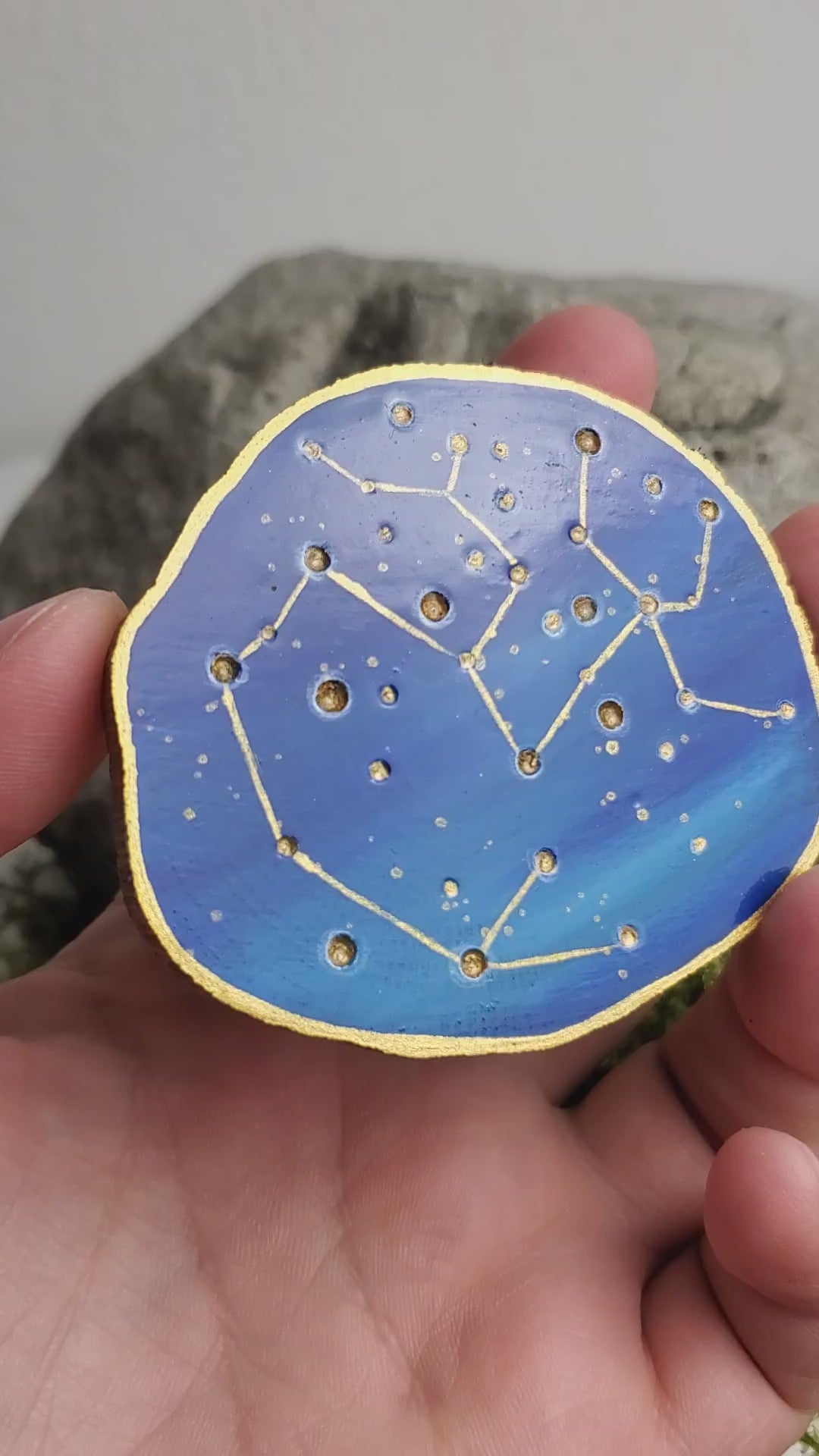 Handbemalte Holzscheibe mit dem Sternbild Schütze