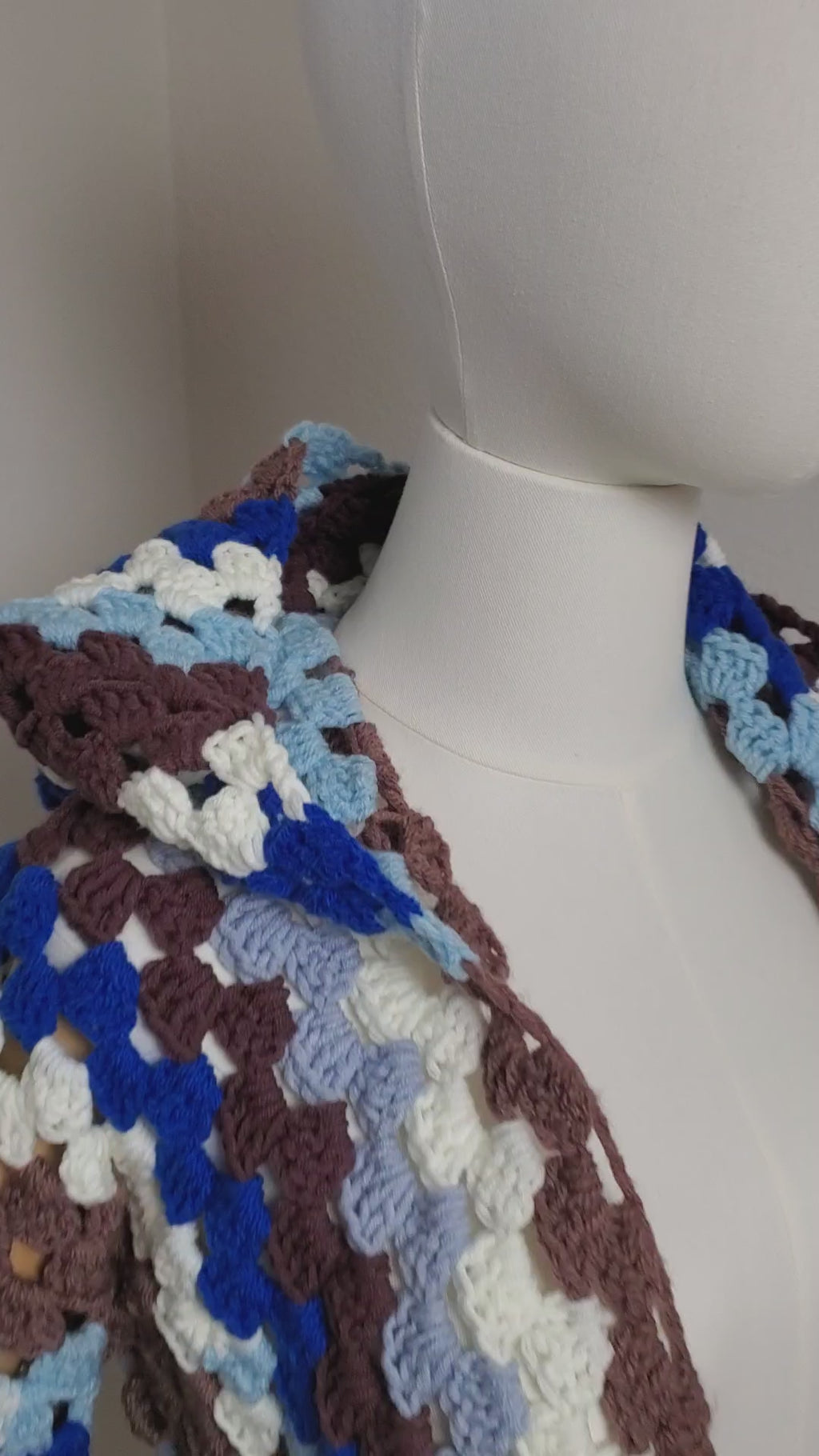 Gehäkelter Cardigan mit Kapuze 'Sonnentau'